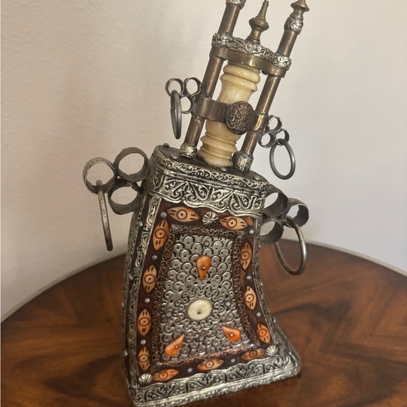 Antique Moroccan Tribal Gun Powder Flask / Case Hand Hammered With Bone Neck - Picture 4 of 16